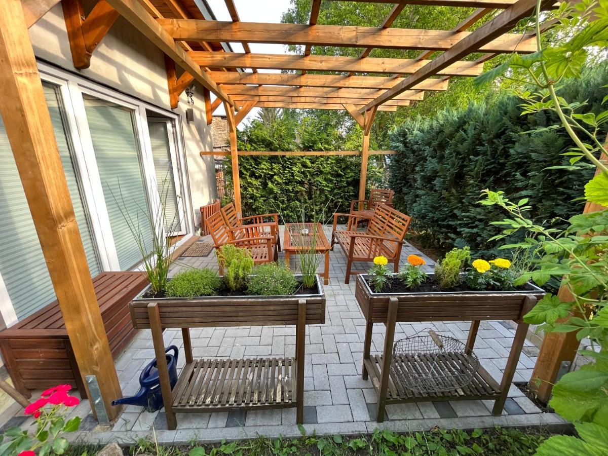Ferienwohnung Im Stadtzentrum Von Bernau - Komfortable Wohnung Mit 2 Zimmern, Bad, Spuelmaschine, Waschmaschine, Komplette Kueche, Wlan, Terrasse, Ruhige Lage Бернау Экстерьер фото